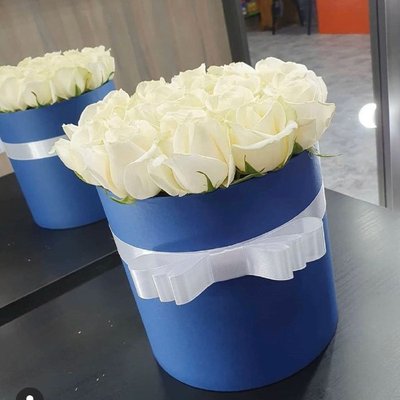 Квіти в круглій коробці "Біла троянда" / Доставка квітів у Львові 923371393 фото