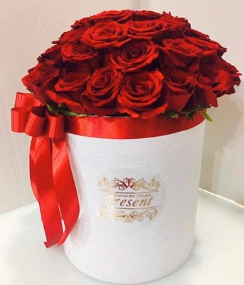 Коробка красных роз в белой коробке / курьером по Львову 923371394 фото