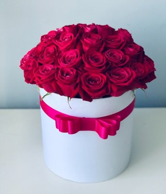 Рожеві троянди у круглій коробці / Доставка курєром до квартири 923371395 фото