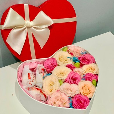 Цветы в коробке со сладким "Джульета" 923371508 фото