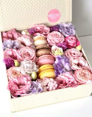 Коробка квітів "Небесна насолода" з макарунами 923371455 фото