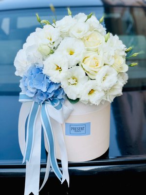 Квіти в коробці "Небесна ніжність", мікс квітів / Доставка курєром до квартири/офісу 923371456 фото