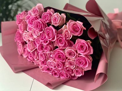Букет роз в обертке "Звездный рассвет" с доставкой курьером по Львову 923371408 фото