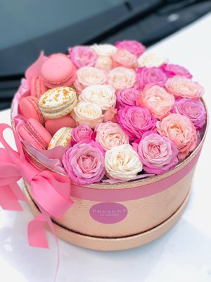 Кругла коробка з квітами "Ніжні почуття" 923371569 фото