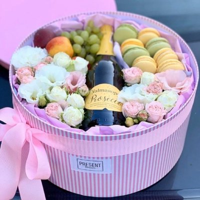 Кругла коробка з квітами та шампанським 923371521 фото