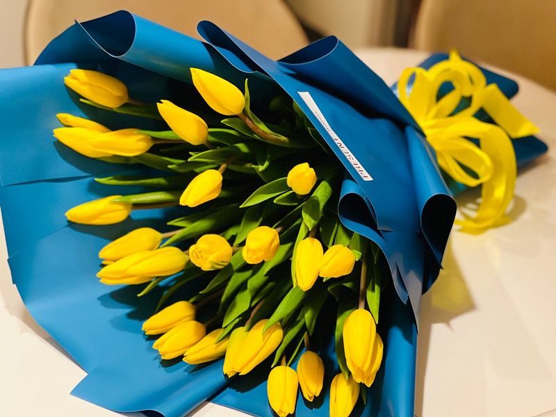 Букет жовтих тюльпанів в синій обгортці 25 шт / Доставка курєром у Львові 210320232101 фото