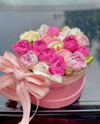 Кругла коробка з квітами "Комплімент" 923371537 фото