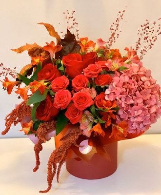 Кругла коробка квітів "Феєрія палкого кохання" з доставкою по Львову  923371481 фото
