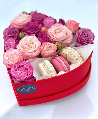 Коробка у формі серця з квітами та солодощами 923371544 фото
